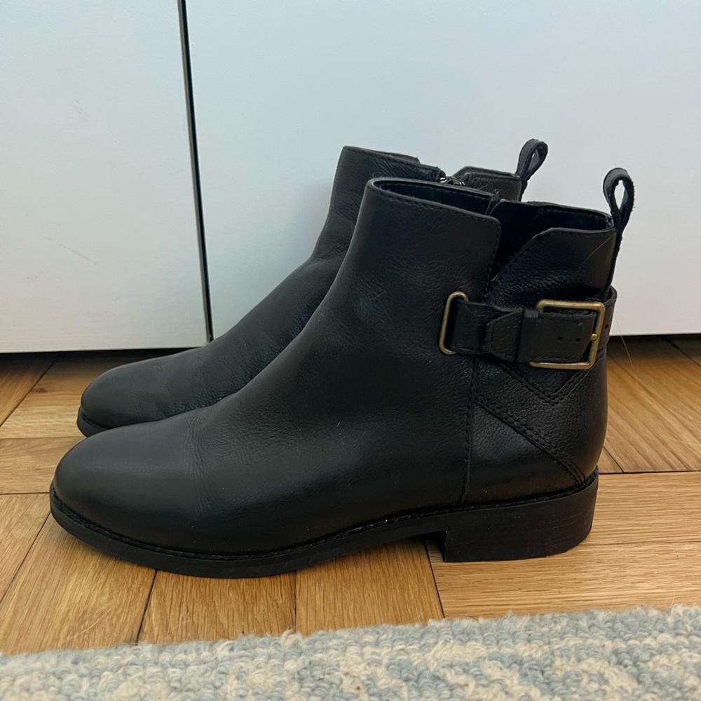 Black leather Chelsea boot